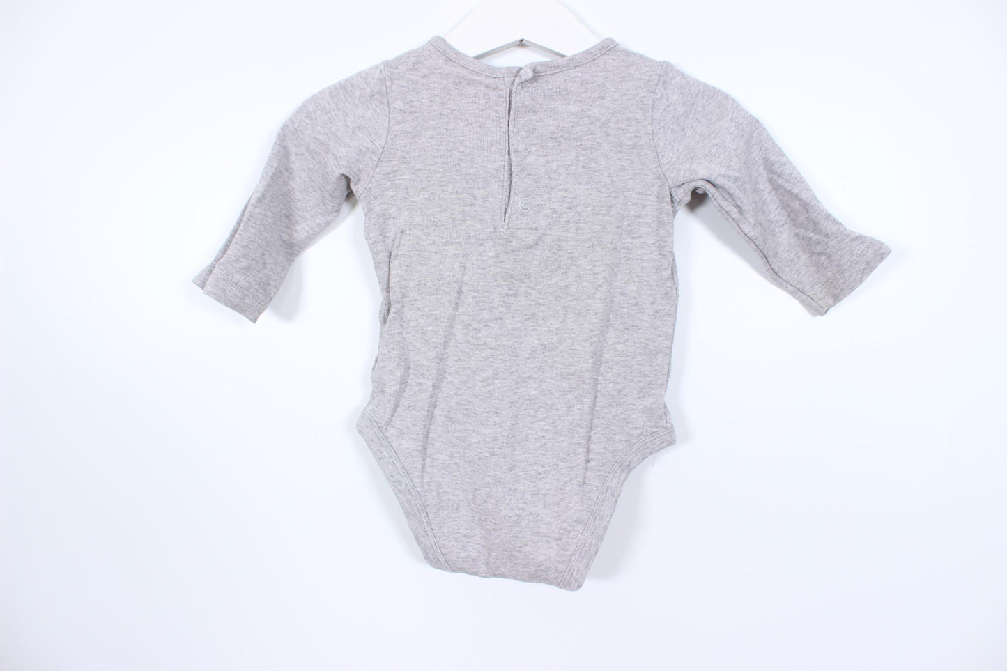 Grå långärmad body med hjärta från Carter's i storlek 62/68