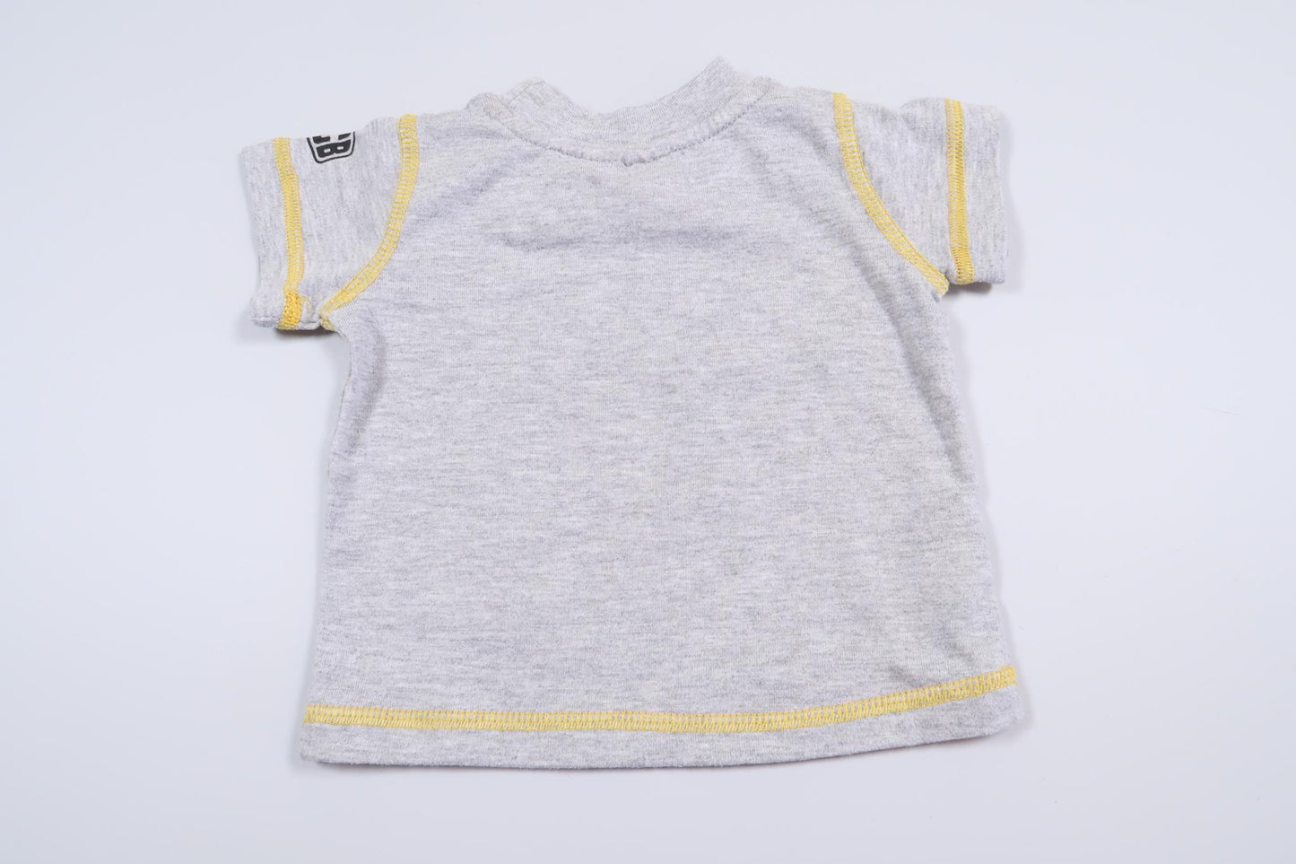 Grå kortärmad tröja med tryck från JCB i storlek upp till 3 mån