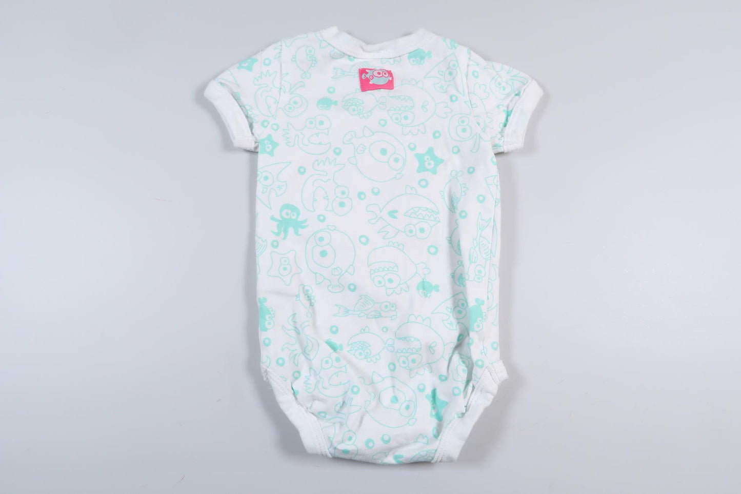 Kortärmad omlottbody med fiskar från Lindex i storlek 68