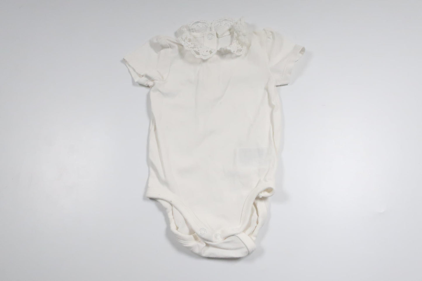 Body med spetskrage från H&M - Storlek 68 - Vit