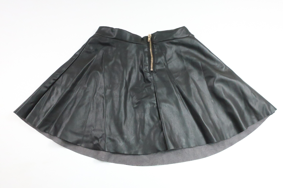 Kjol i skinnimitation från H&M - Storlek 116 - Svart