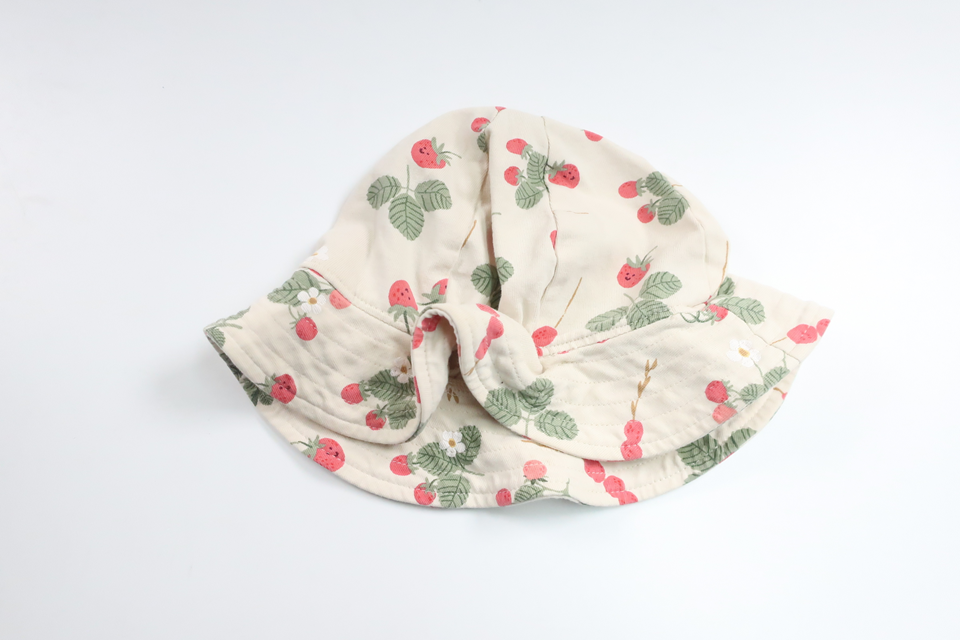 Solhatt med jordgubbar från Lindex - Storlek 40/46 - Benvit