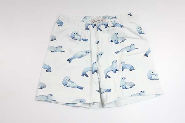 Tvådelad pyjamas med sälar från Charlie Tells - Storlek 98/104 - Vit
