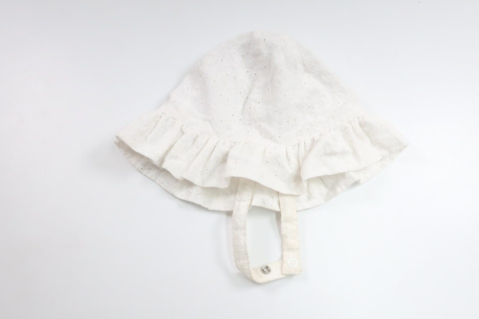 Solhatt med broderi från Nordic Label - Storlek 50 - Vit