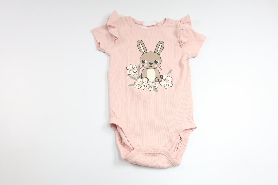 Ribbad body med kaniner från Kappahl - Storlek 80 - Rosa