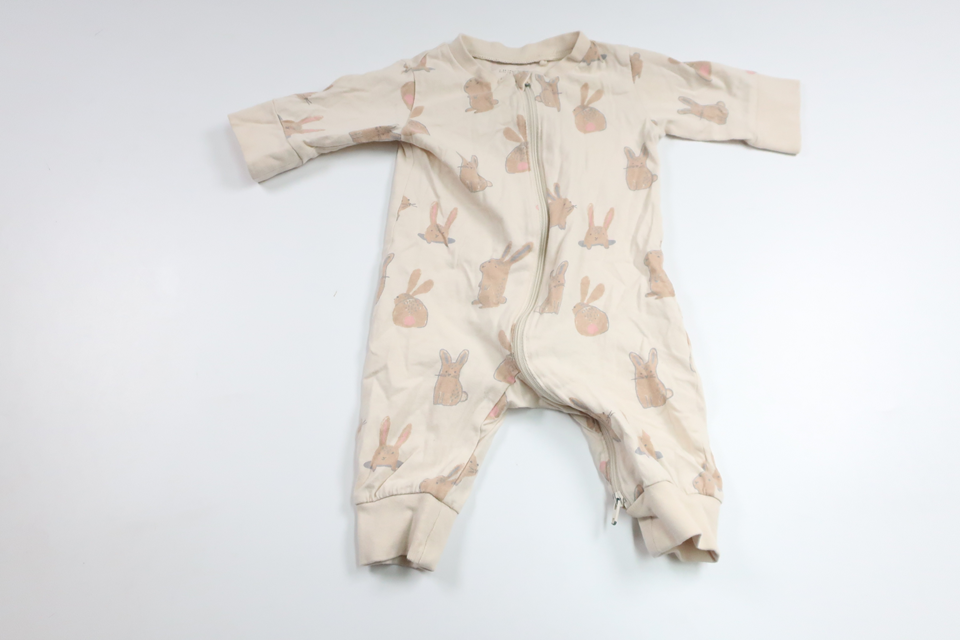 Pyjamas med kaniner från Lindex - Storlek 56 - Beige