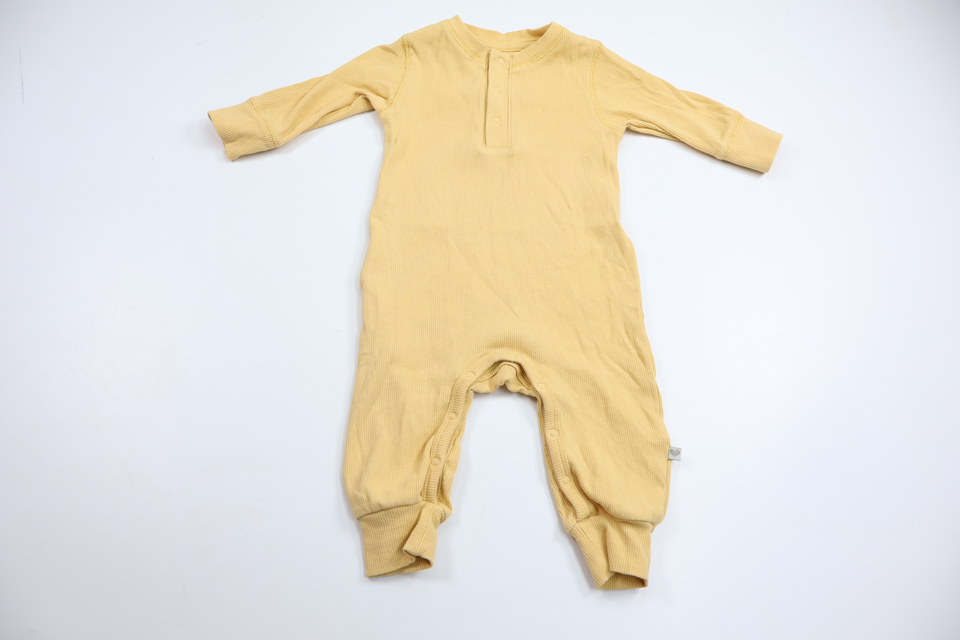 Ribbad pyjamas från BEBE - Storlek 60 - Gul