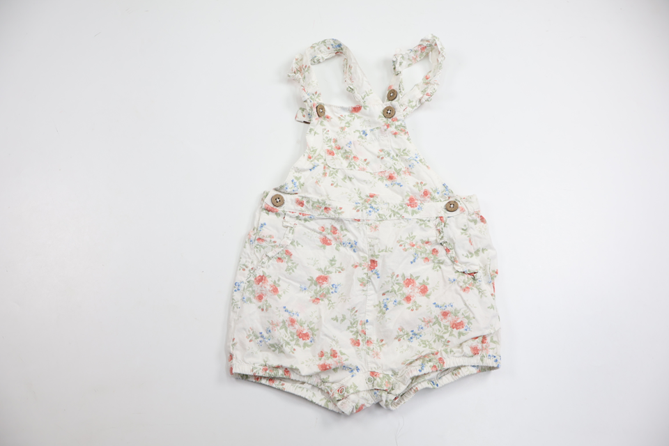 Blommiga hängselshorts från Newbie - Storlek 80 - Vit