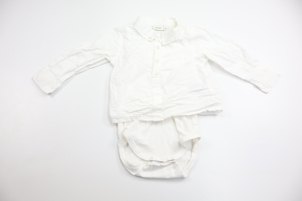 Skjorta med inbyggd body från Name It - Storlek 74 - Vit