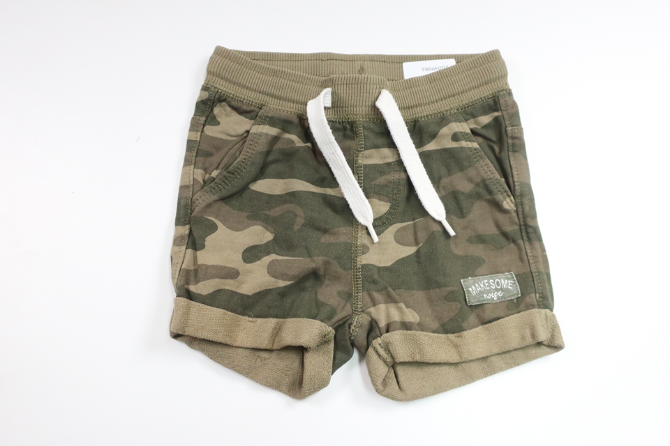 Militärmönstrade shorts från Kappahl - Storlek 68 - Grön
