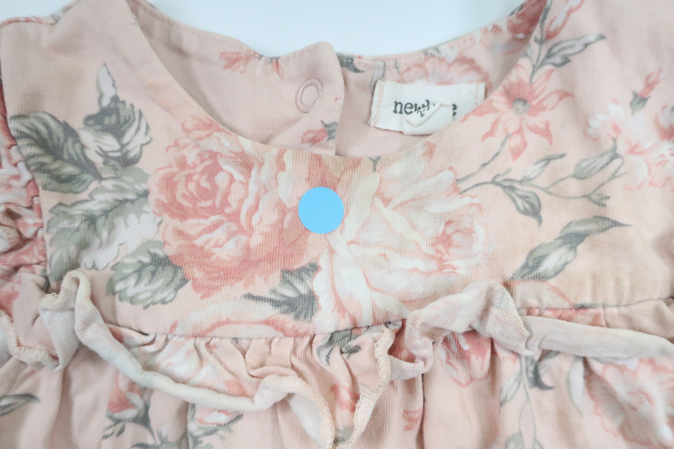 Blommig jumpsuit från Newbie - Storlek 98 - Rosa