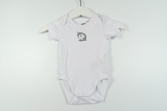 KORTÄRMAD BODY MED ENHÖRNING FRÅN H&M - STORLEK 56