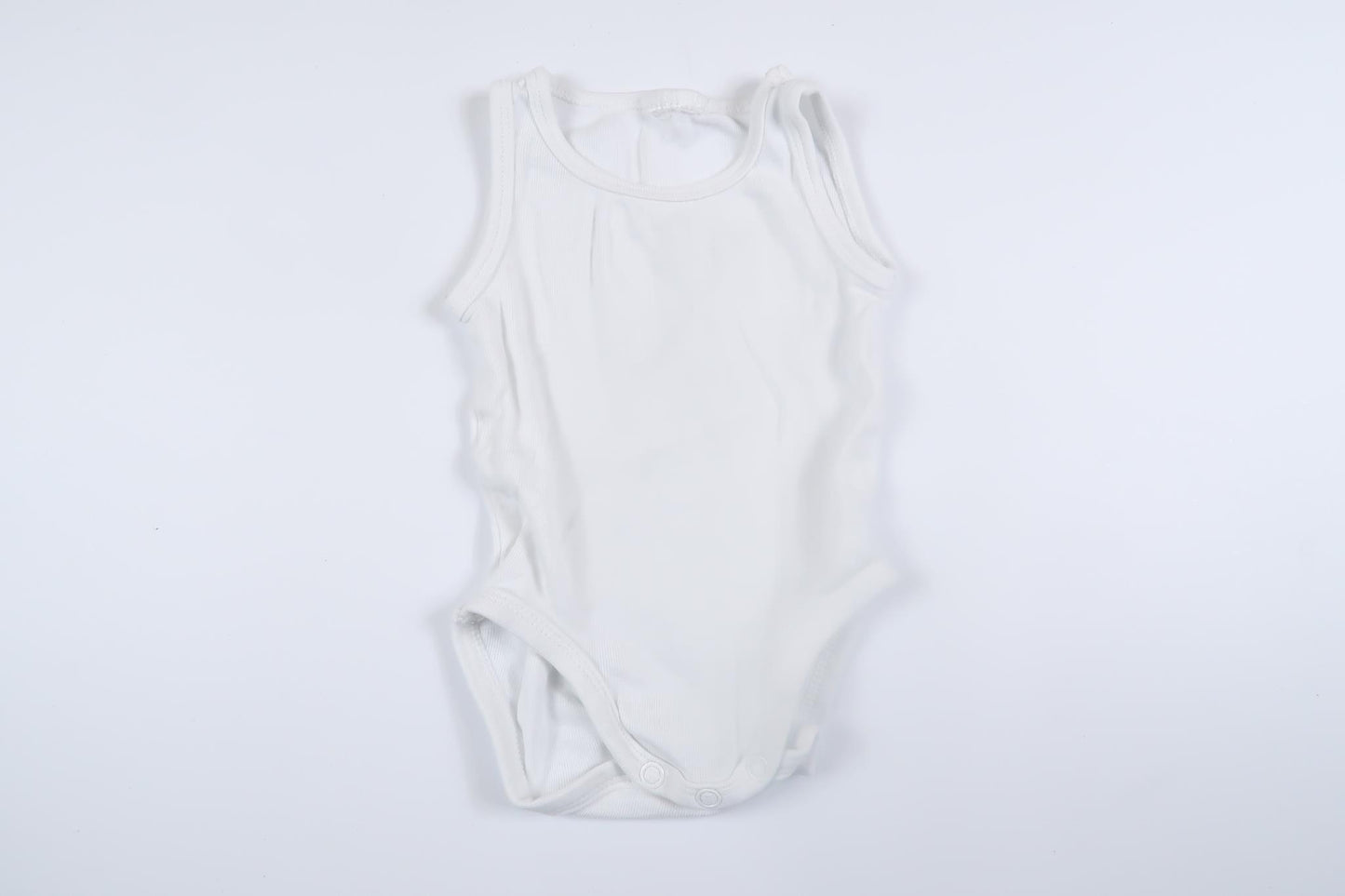Vit linnebody i storlek 50/56