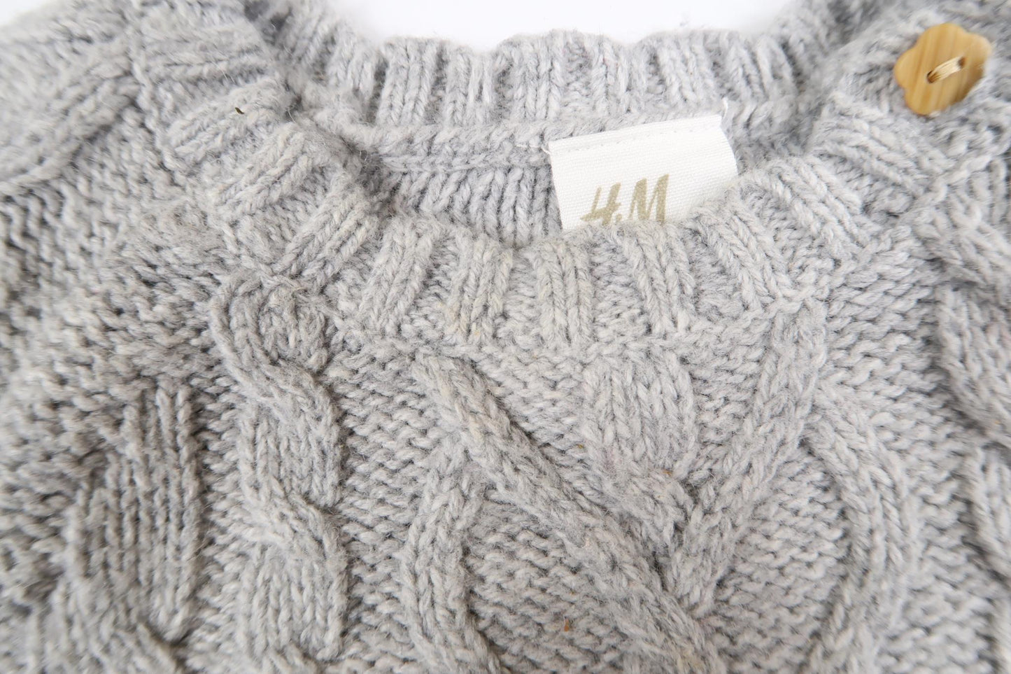 Grå stickad klänning från H&M i storlek 74
