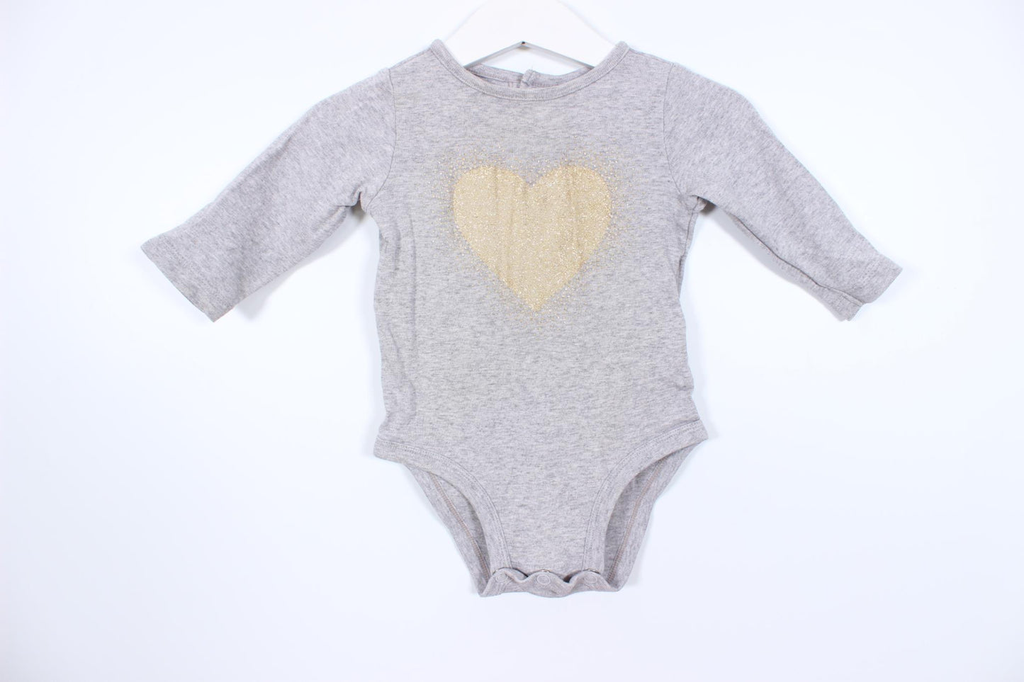 Grå långärmad body med hjärta från Carter's i storlek 62/68