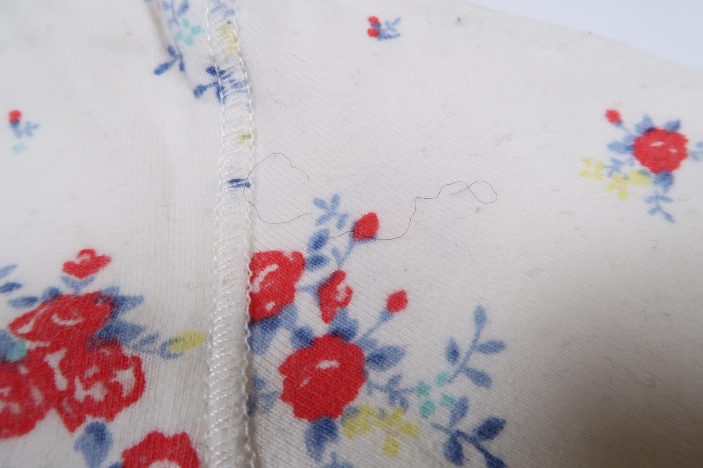 Långärmad body med blommor från Lindex i storlek 62