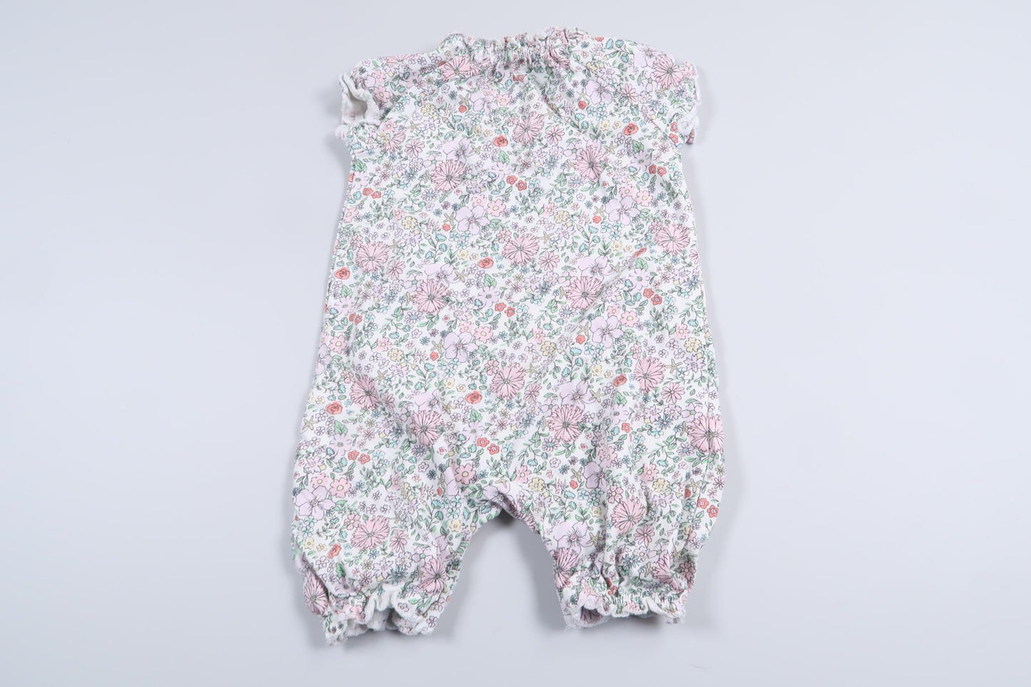 Blommig kortärmad byxdress från Lindex i storlek 50