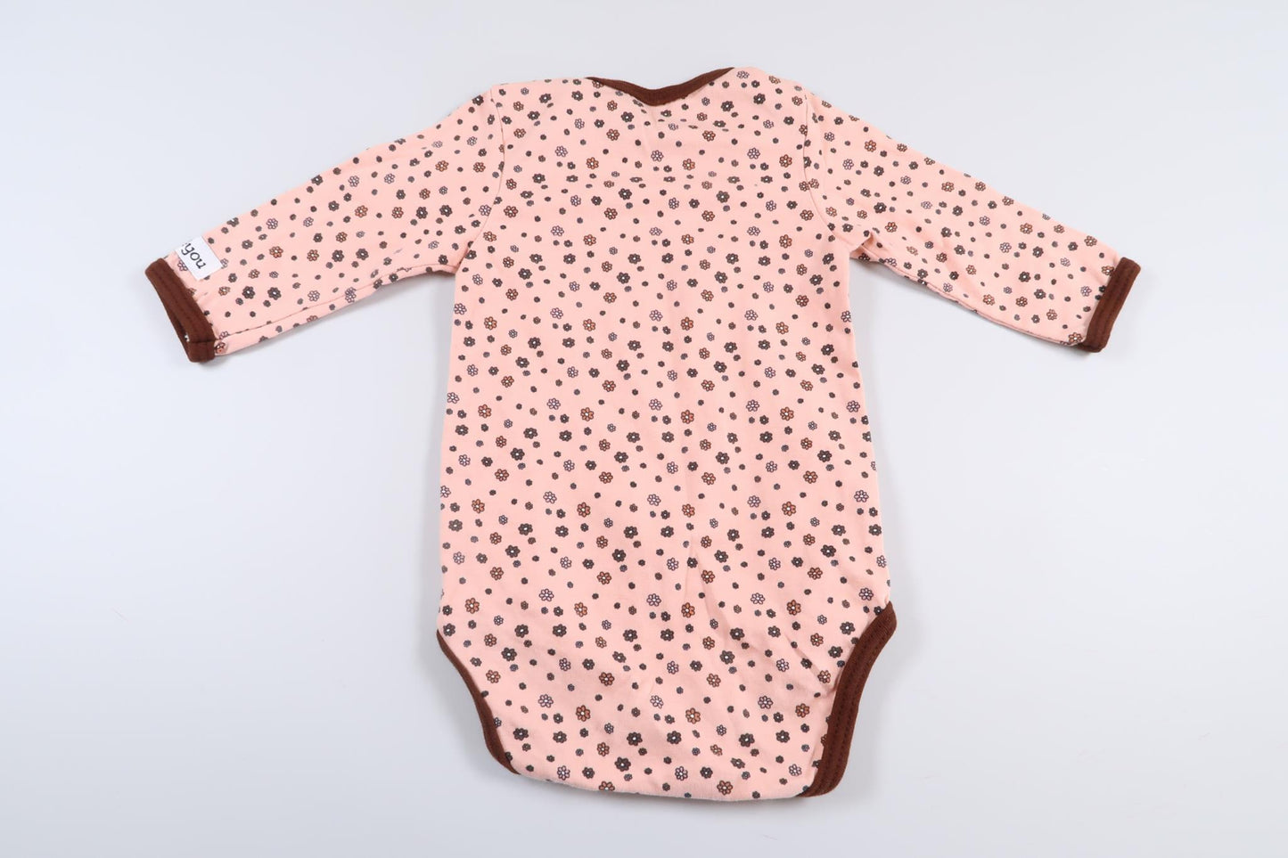 Nyskick! Rosa blommig långärmad body från Just4You i storlek 50/56