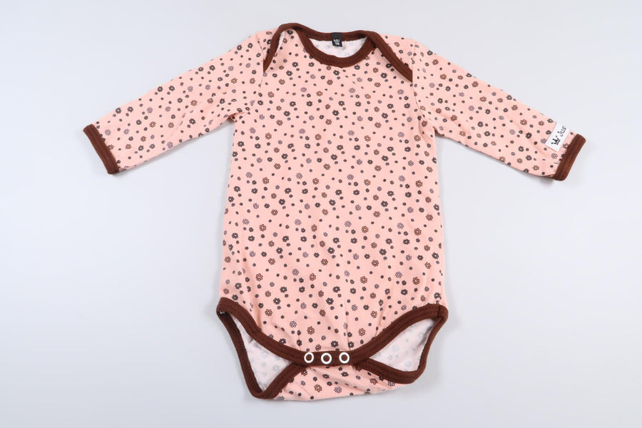 Nyskick! Rosa blommig långärmad body från Just4You i storlek 50/56