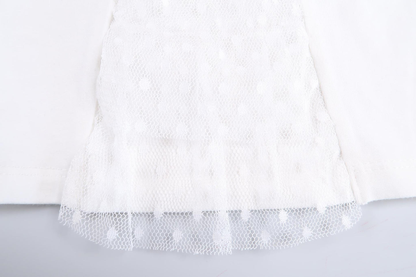 Vit långärmad tröja med pärlor och spetsdetaljer från Ebito i storlek 68