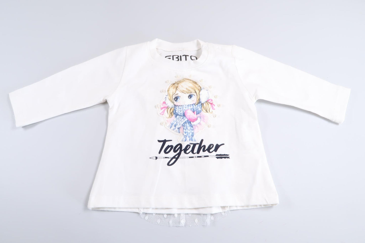 Vit långärmad tröja med pärlor och spetsdetaljer från Ebito i storlek 68