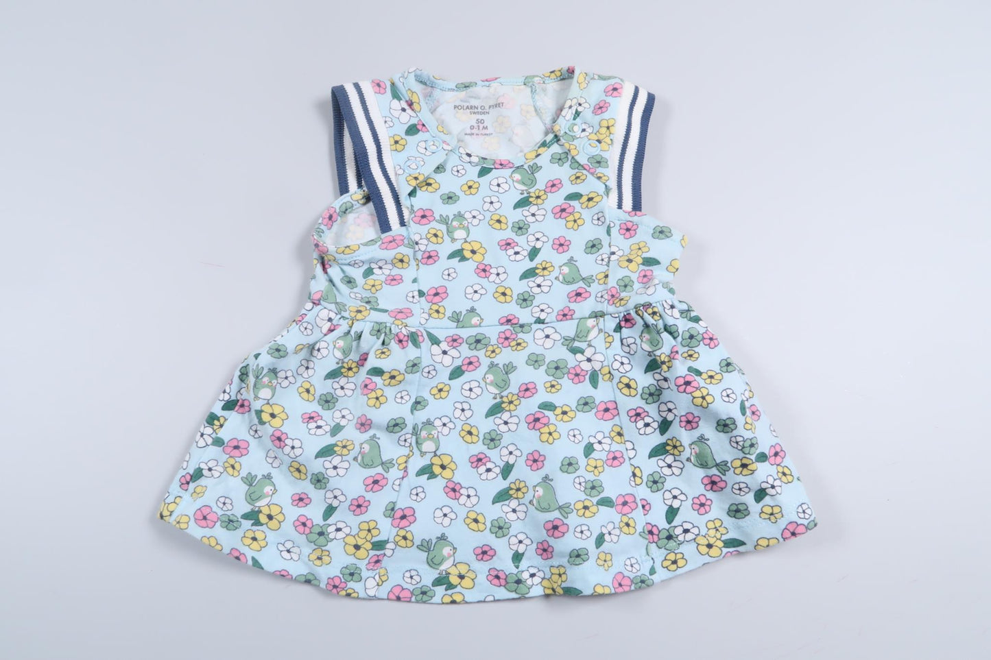 Blå klänning med blommor från Polarn o. Pyret i storlek 50