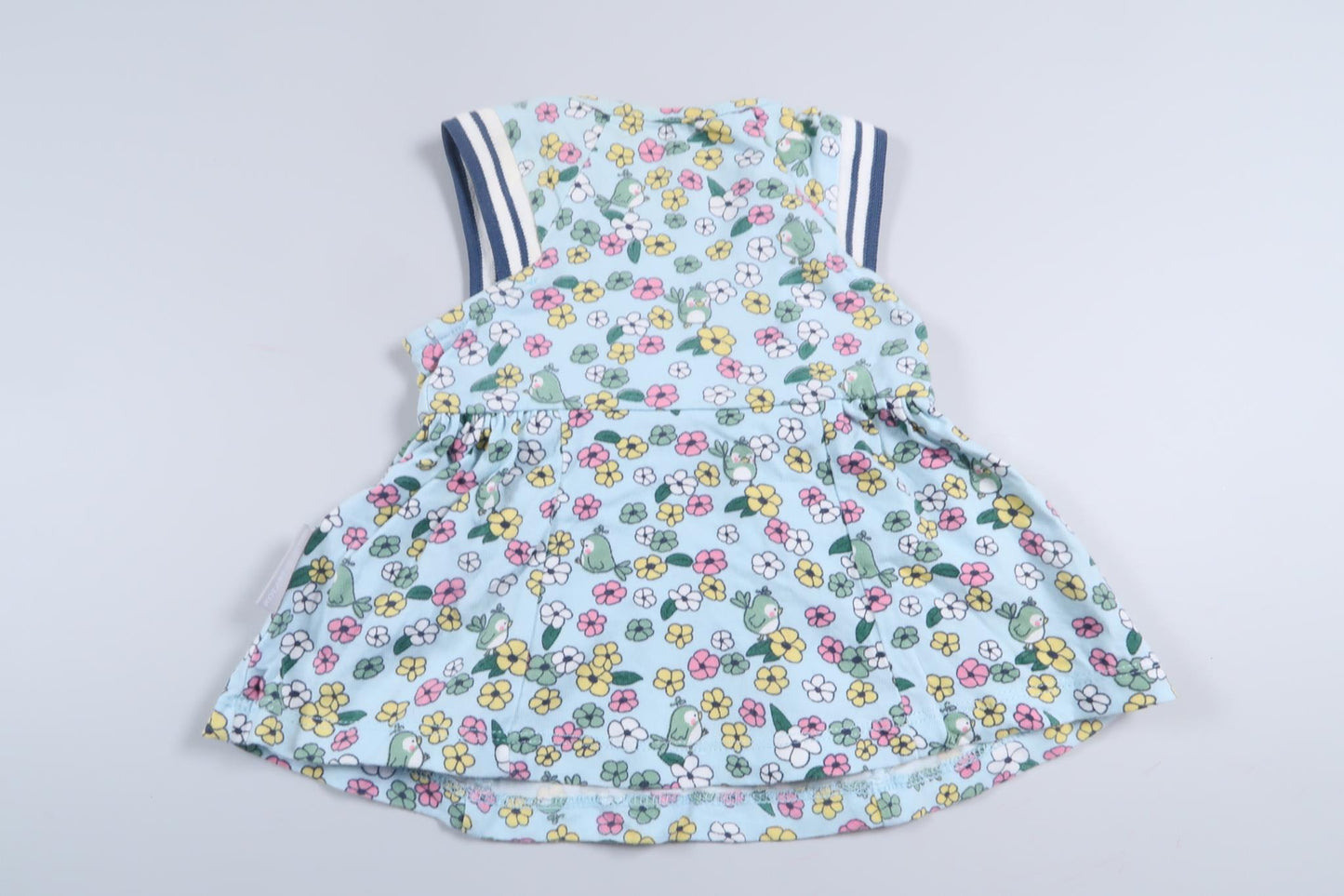 Blå klänning med blommor från Polarn o. Pyret i storlek 50