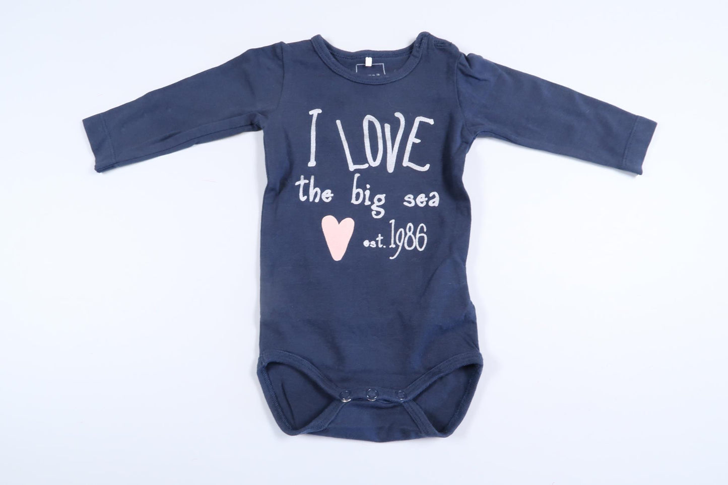 Marinblå långärmad body från Name It i storlek 56