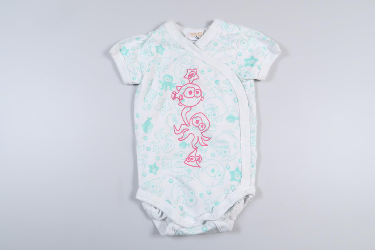 Kortärmad omlottbody med fiskar från Lindex i storlek 68