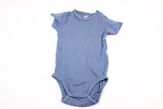 Blå kortärmad body från H&M i storlek 74