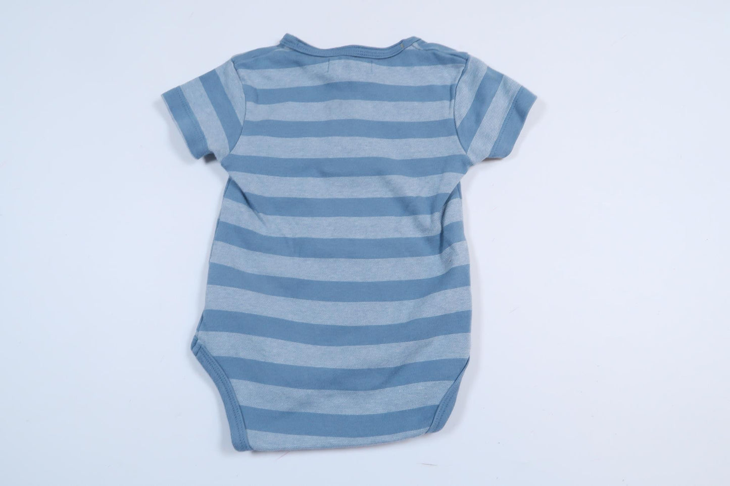 Blårandig body från Pytteliten i storlek 68