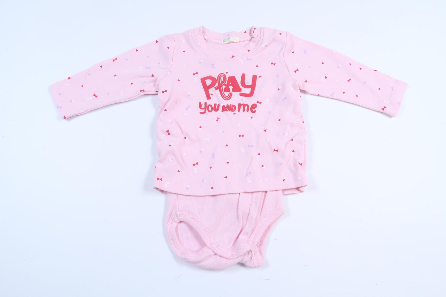 Rosa tröja med inbyggd body från Benetton i storlek 62/68