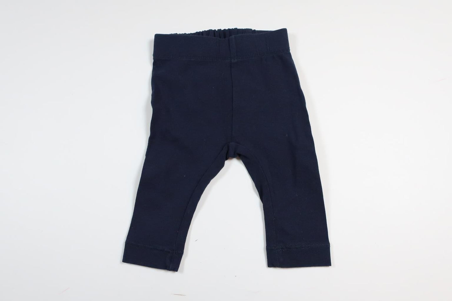 Nyskick! Marinblåa byxor med volang från Petite Mini i storlek 50