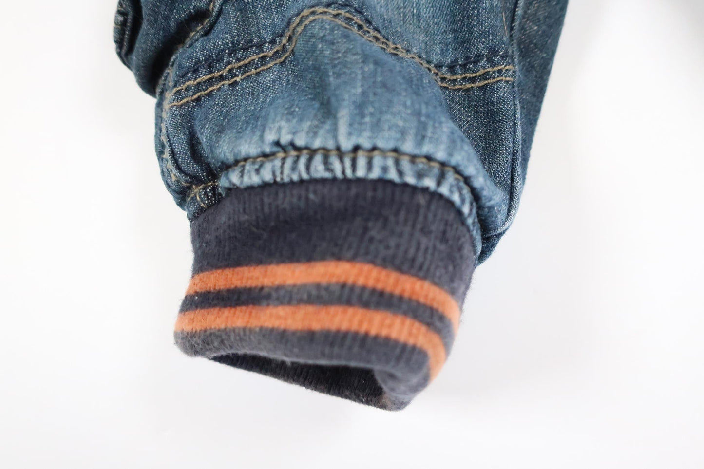 Dra på lätt fodrade jeans byxor från Early Days i storlek 3-6 M