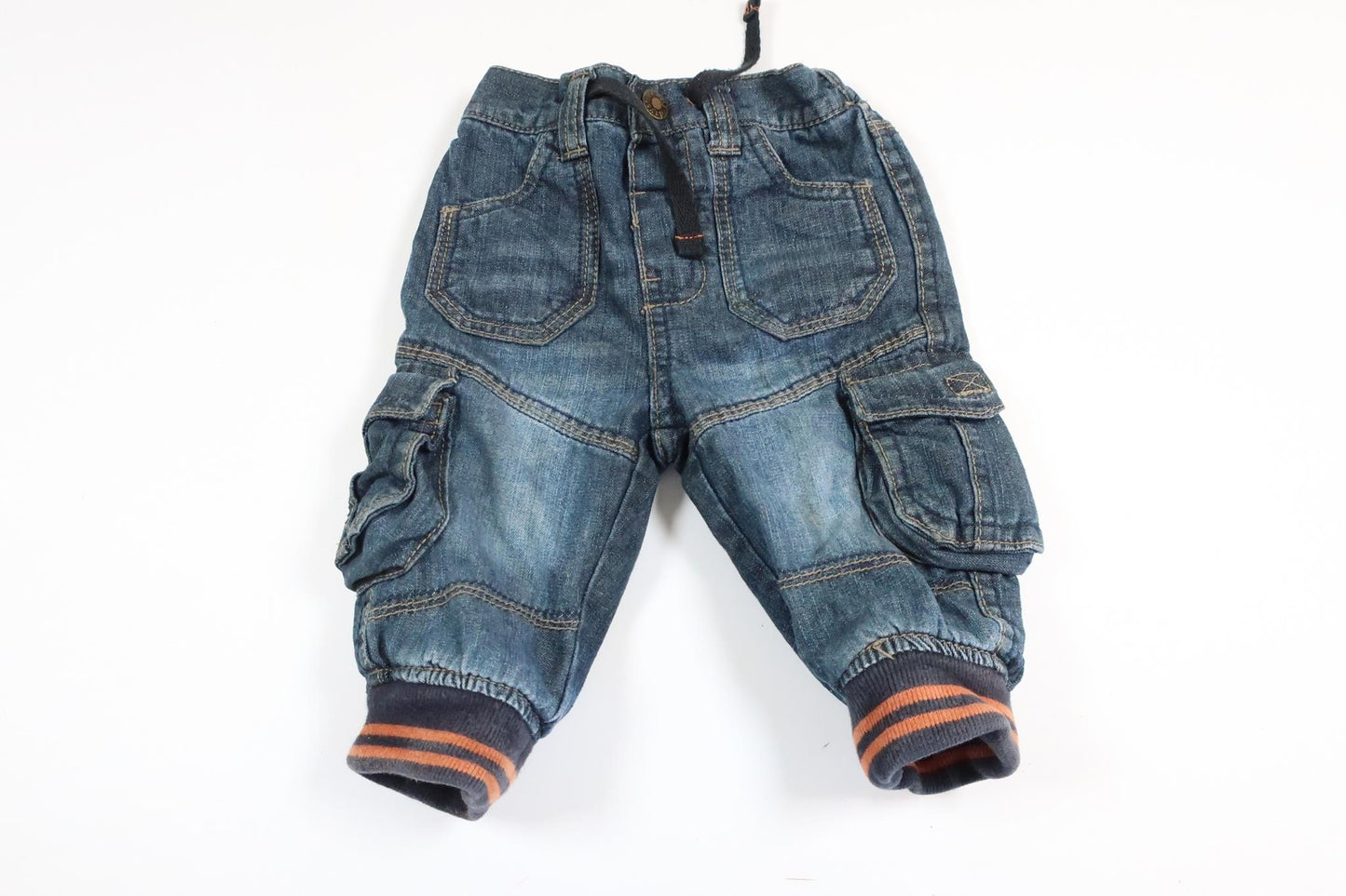 Dra på lätt fodrade jeans byxor från Early Days i storlek 3-6 M