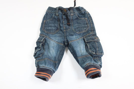Dra på lätt fodrade jeans byxor från Early Days i storlek 3-6 M