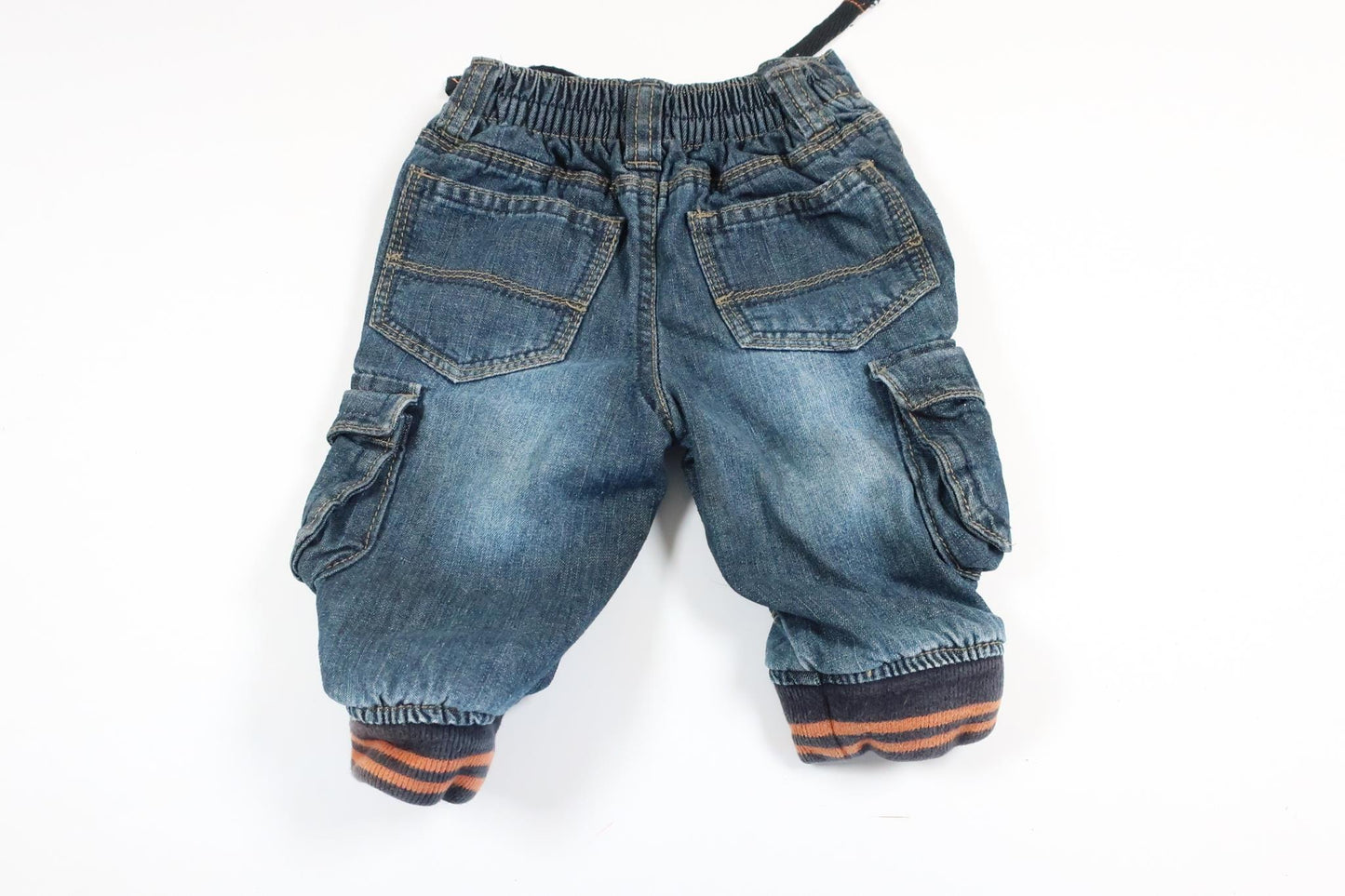 Dra på lätt fodrade jeans byxor från Early Days i storlek 3-6 M