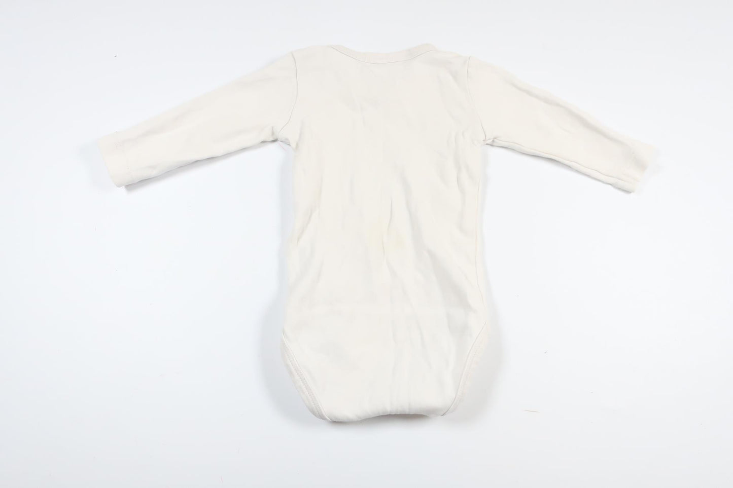 Vit långärmad body med björn från Name It i storlek 62