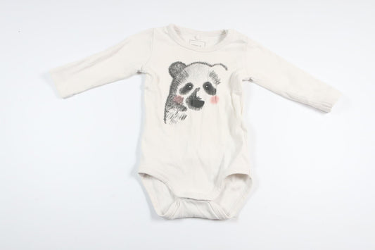 Vit långärmad body med björn från Name It i storlek 62