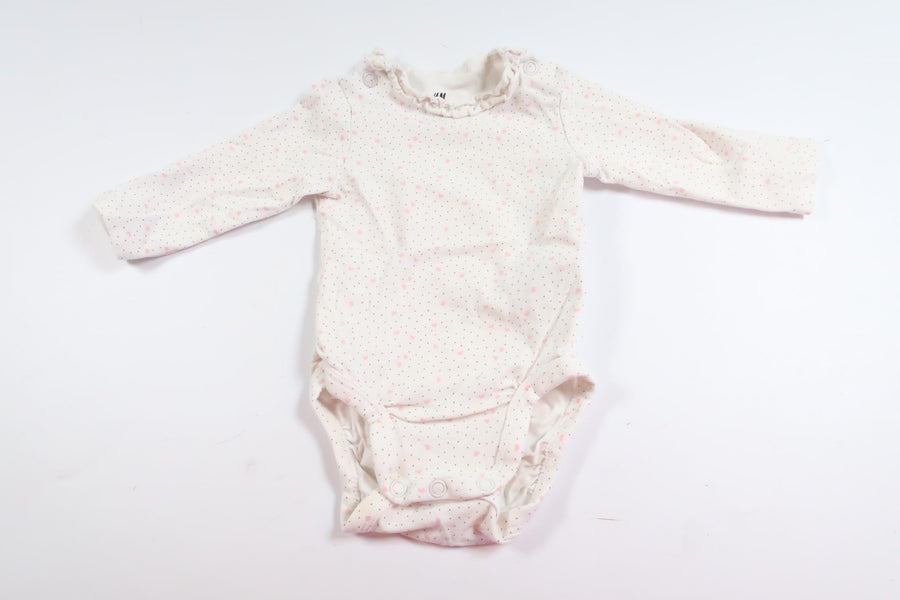 Vit långärmad body med hjärtan och prickar från H&M i storlek 50