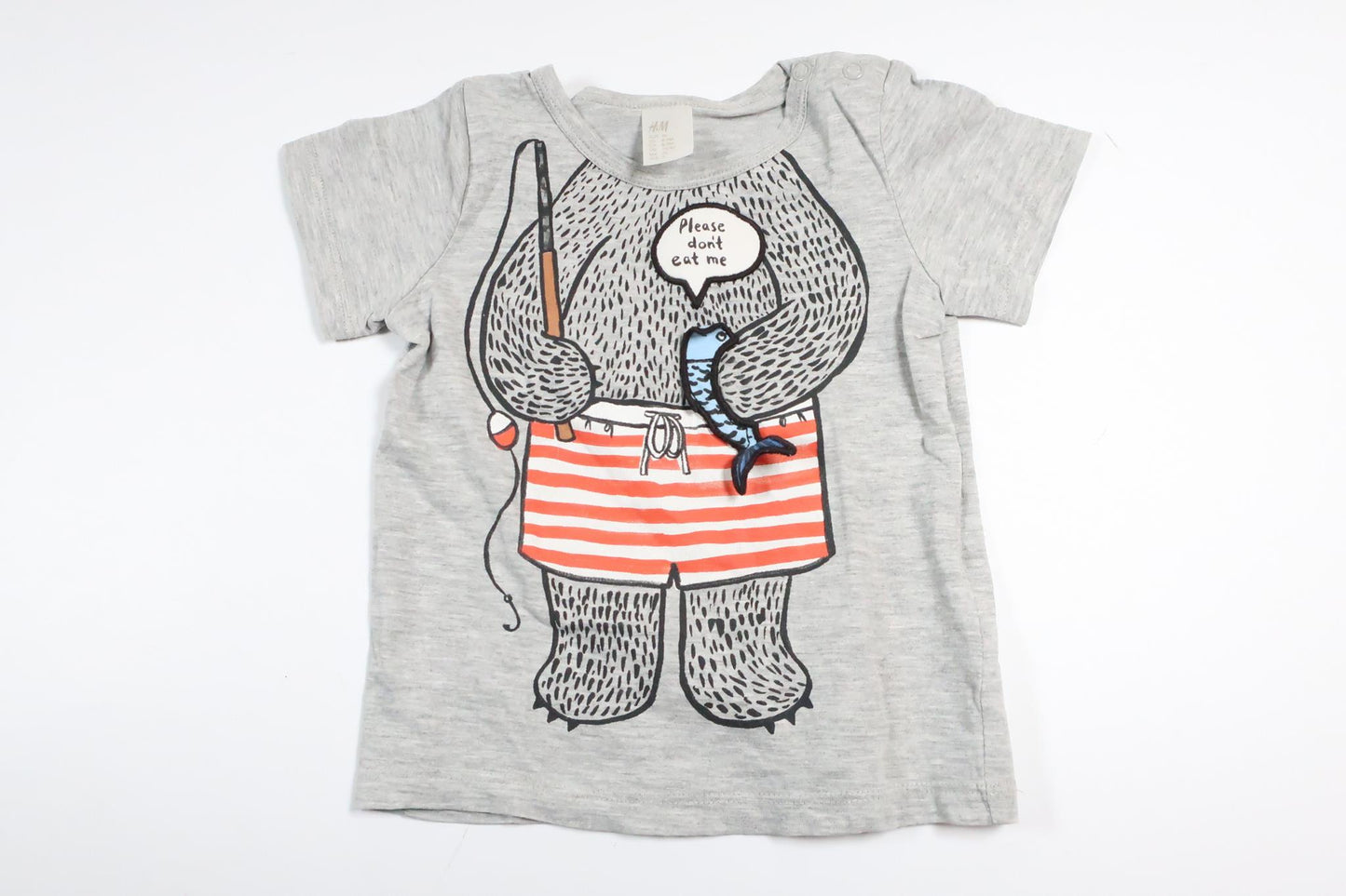 Grå kortärmad tröja med fisk/björn från H&M i storlek 74