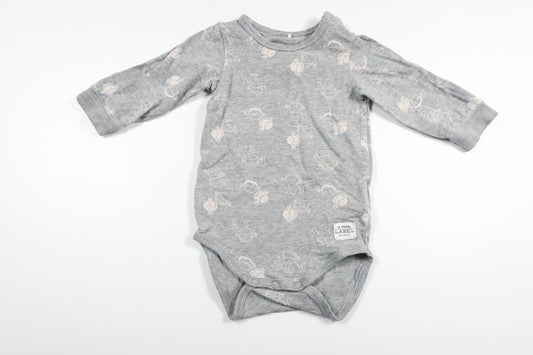 Body från Name It - Storlek 62 - Grå