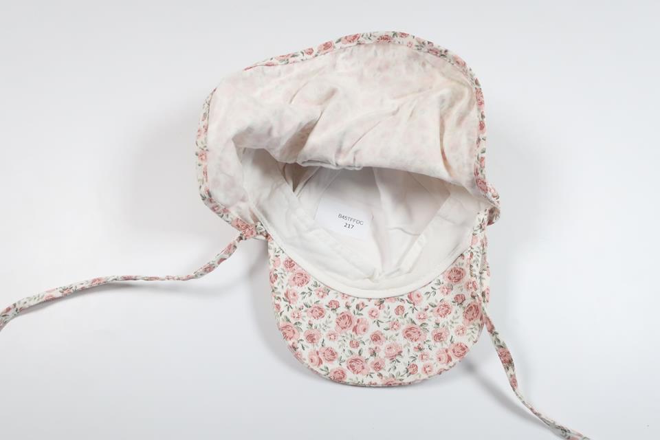 Blommig keps med skydd baktill från Newbie - Storlek 44/46 - Rosa