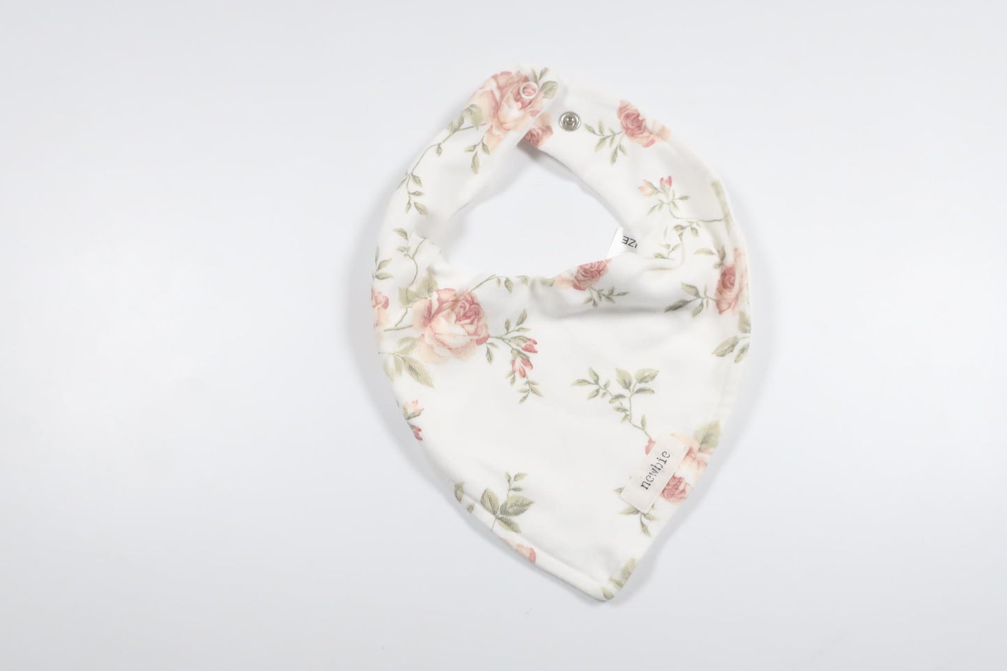 Blommig haklapp från Newbie - Storlek One size - Vit