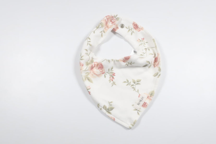 Blommig haklapp från Newbie - Storlek One size - Vit