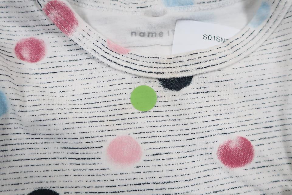 Prickig klänning från Name It - Storlek 74 - Vit