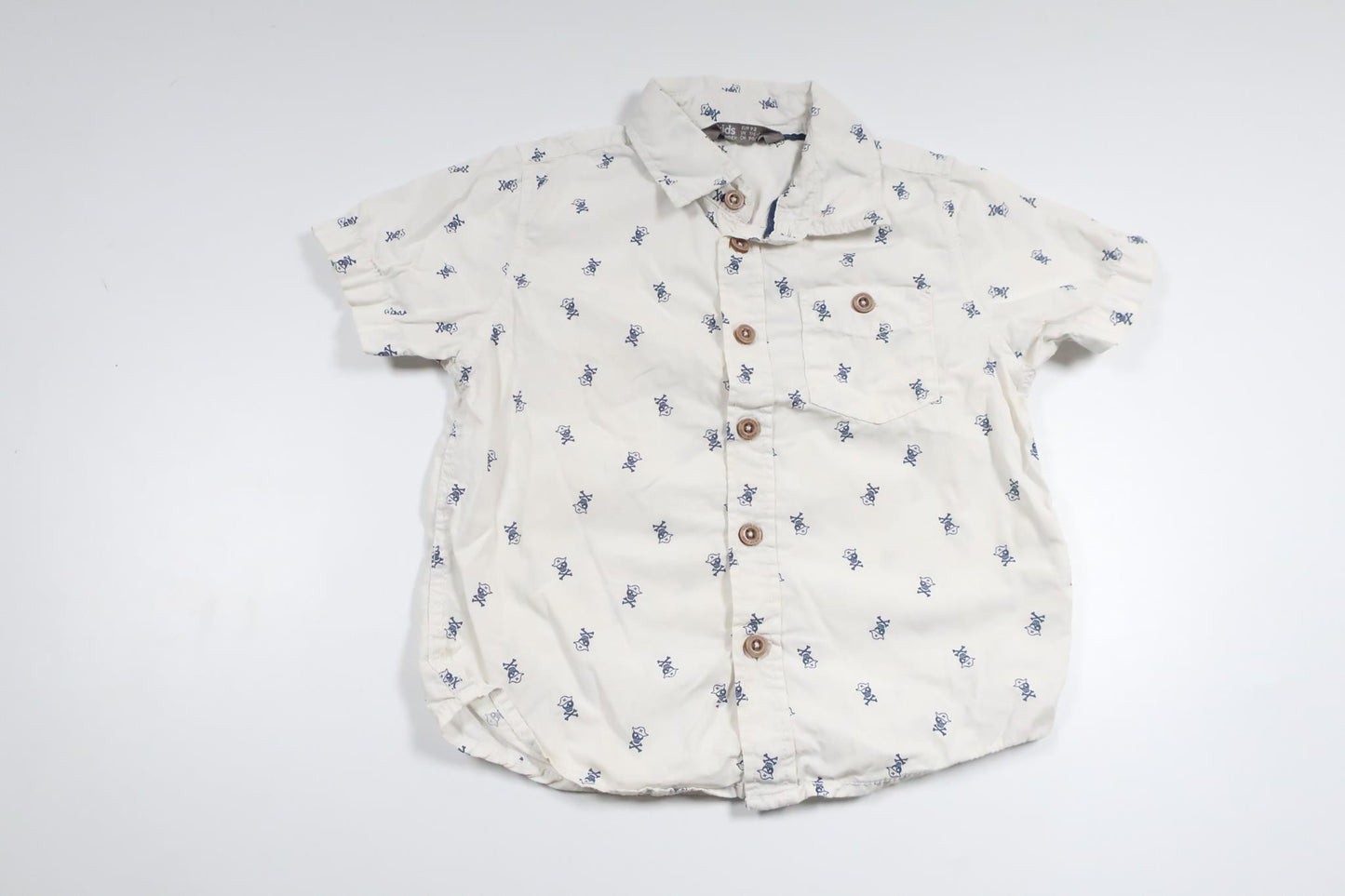 Skjorta med små pirater från Lindex - Storlek 92 - Benvit