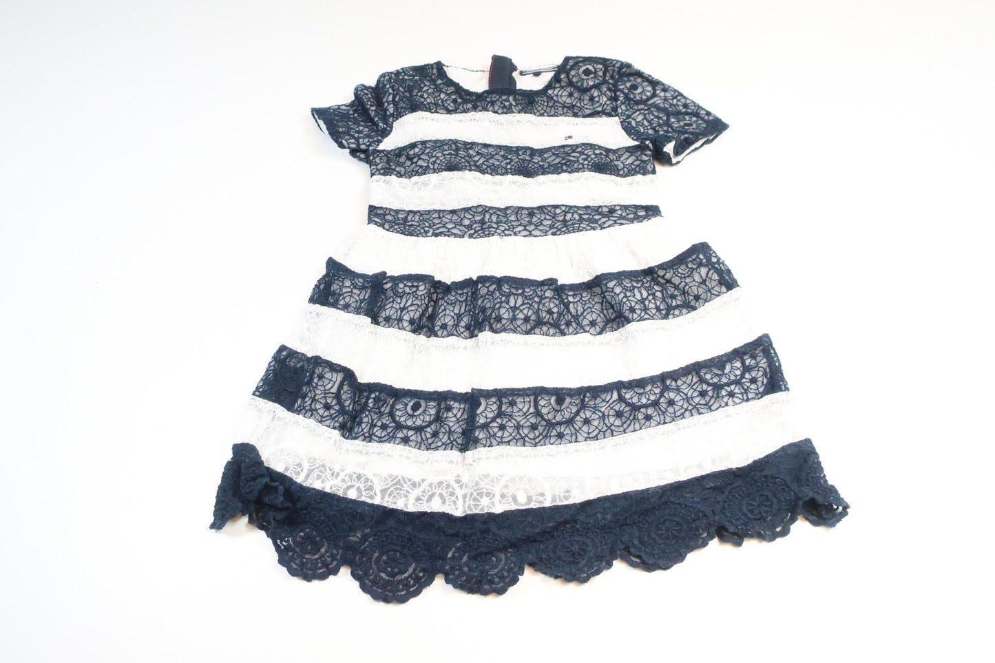 Spetsklänning från Tommy Hilfiger - Storlek 98 - Marinblå