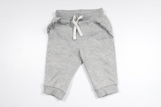 Byxor med volang från Åhléns - Storlek 50/56 - Grå