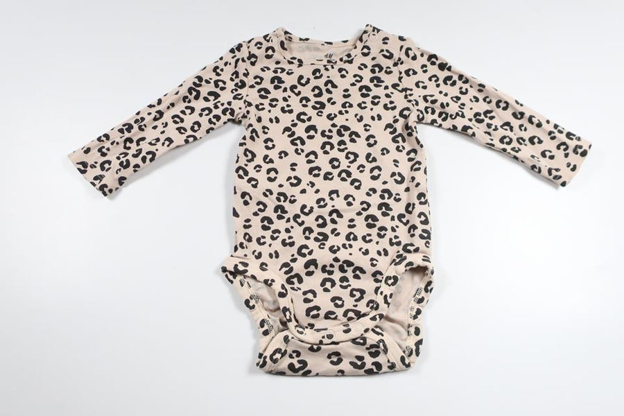 Leopardmönstrad body från H&M - Storlek 62 - Beige
